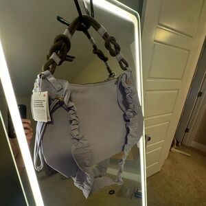 NWT convertible Ruched Crossbody Bag 6.5L
Lululemon*sold out*